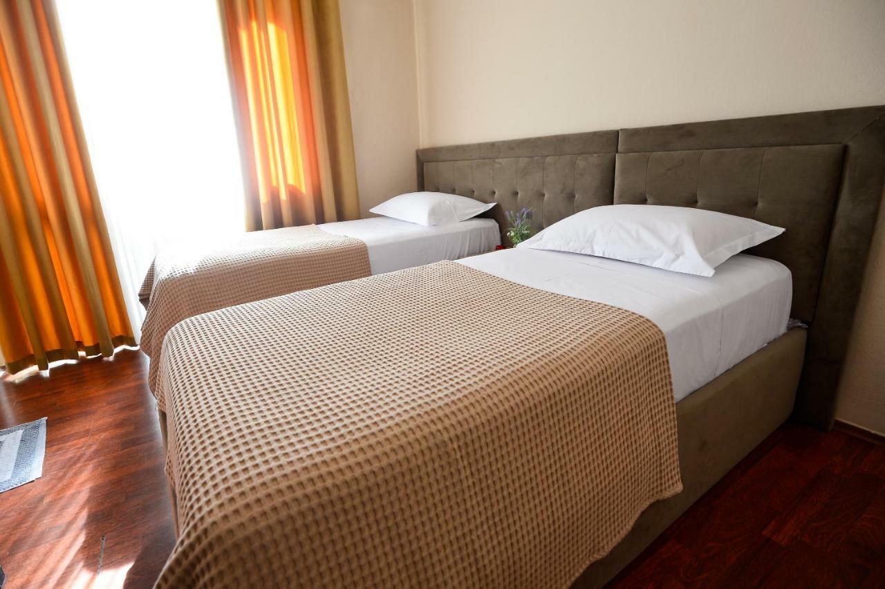 Hotel Niku Tirana Esterno foto