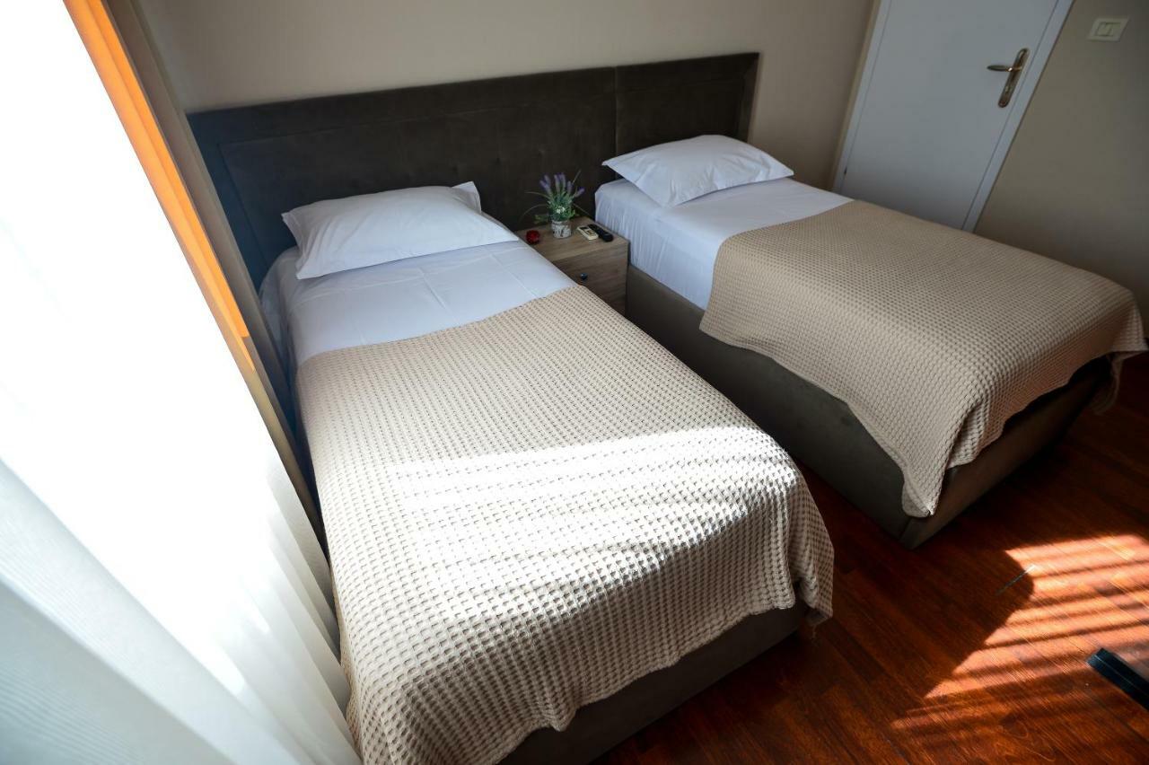 Hotel Niku Tirana Esterno foto