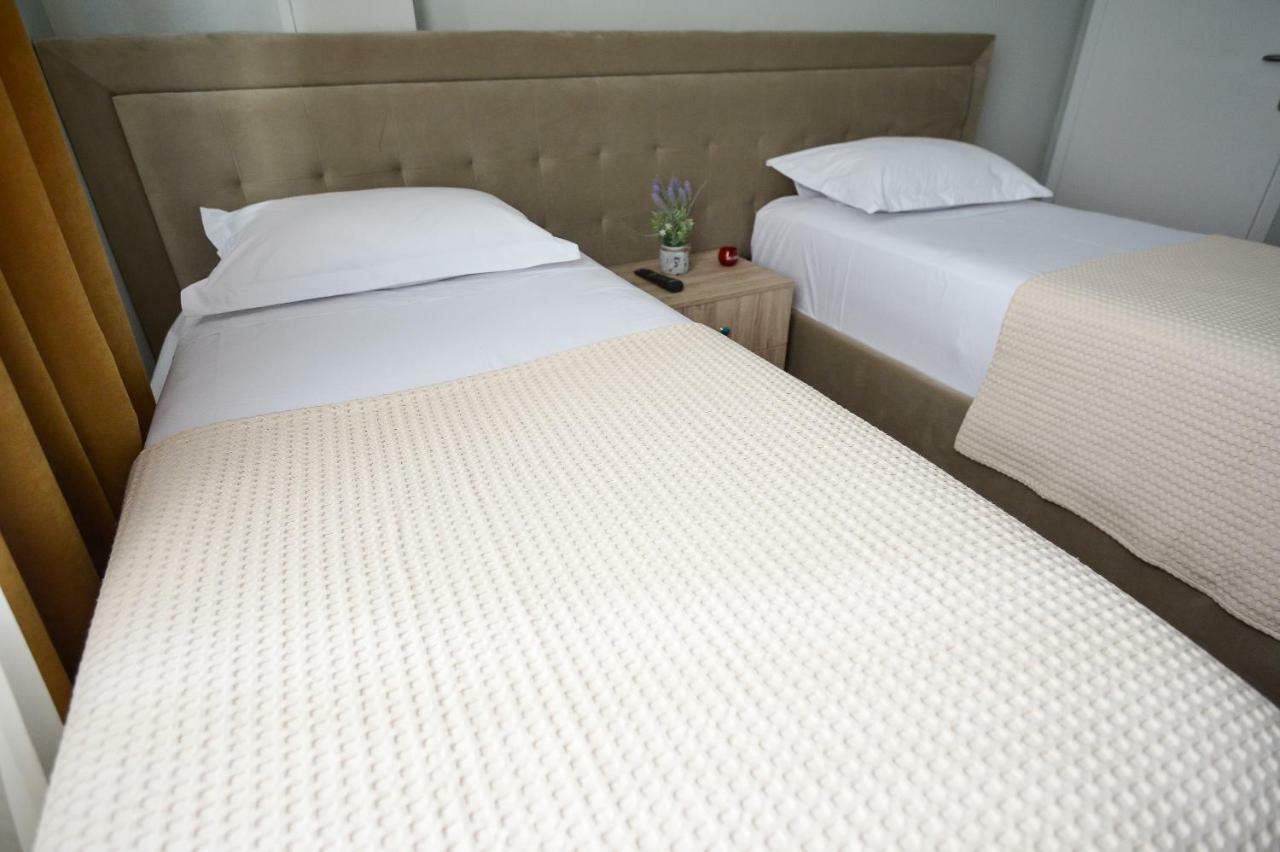 Hotel Niku Tirana Esterno foto